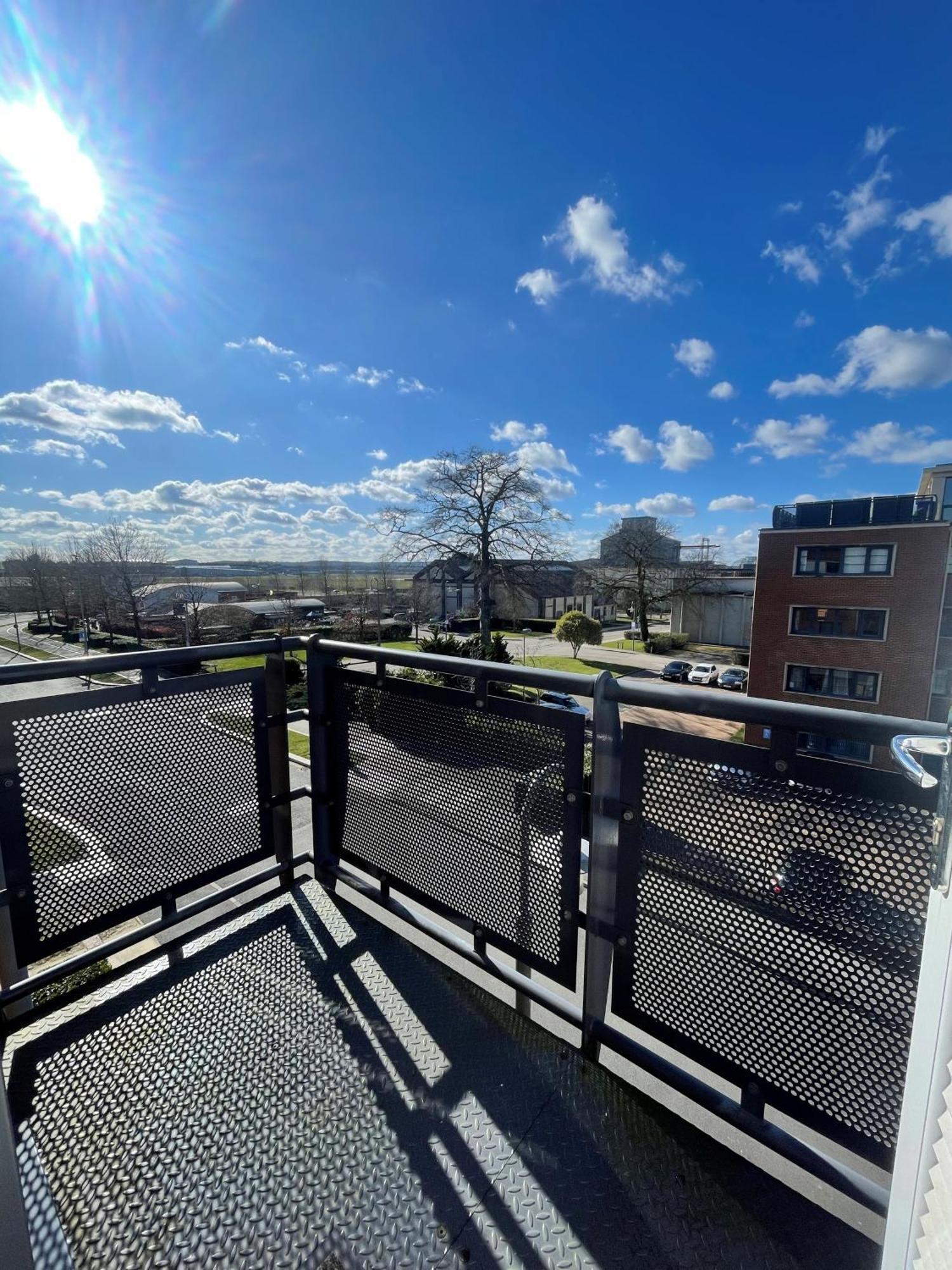 Blue Sky Apartments @Wallis Square, Farnborough Фарнборо Экстерьер фото